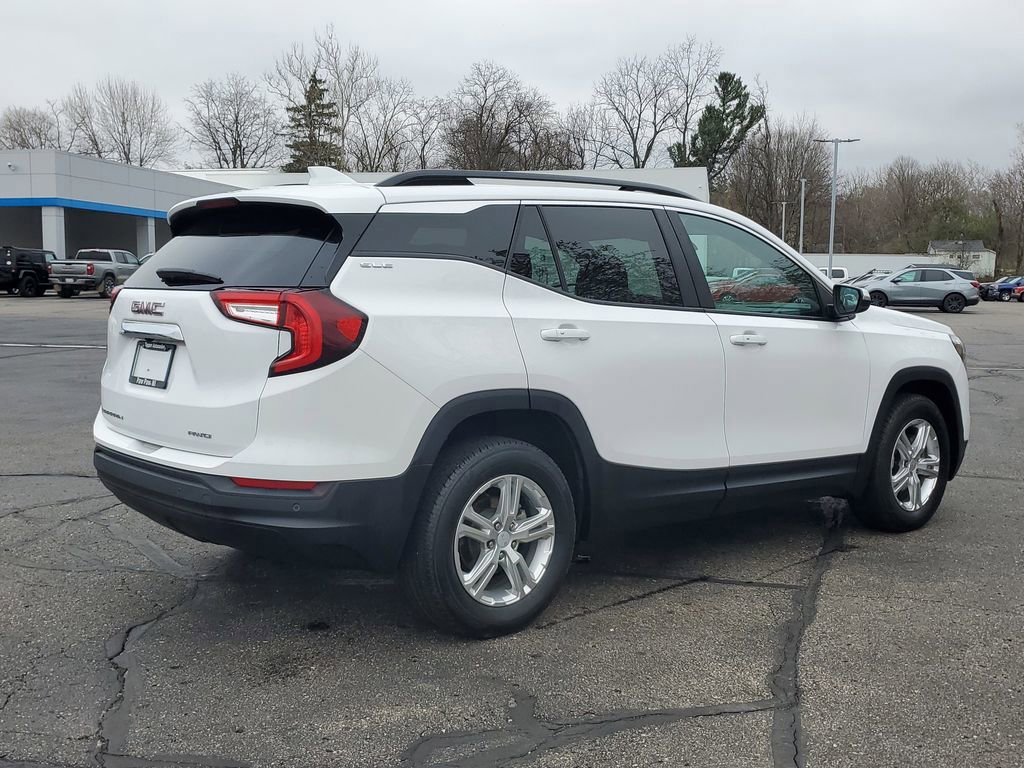 Used 2022 GMC Terrain SLE w/ Driver Convenience Package image 3