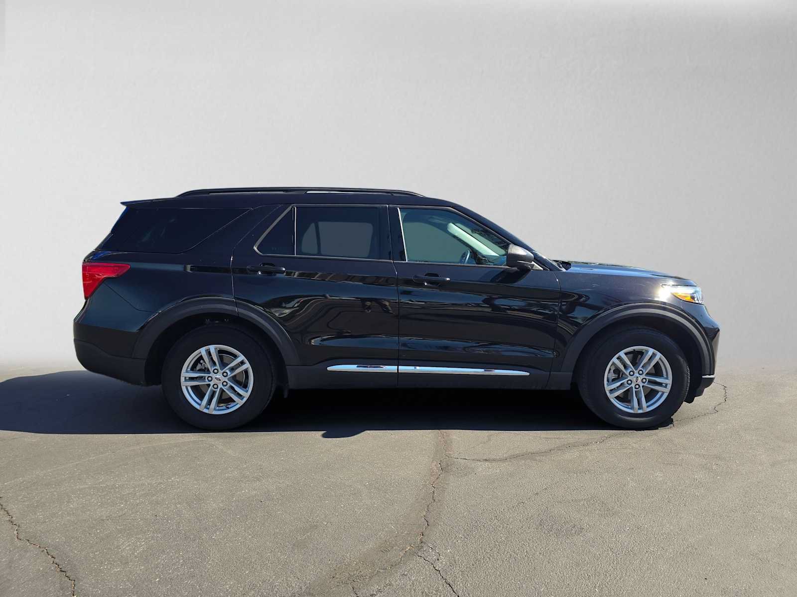 Used 2023 Ford Explorer XLT RWD image 2