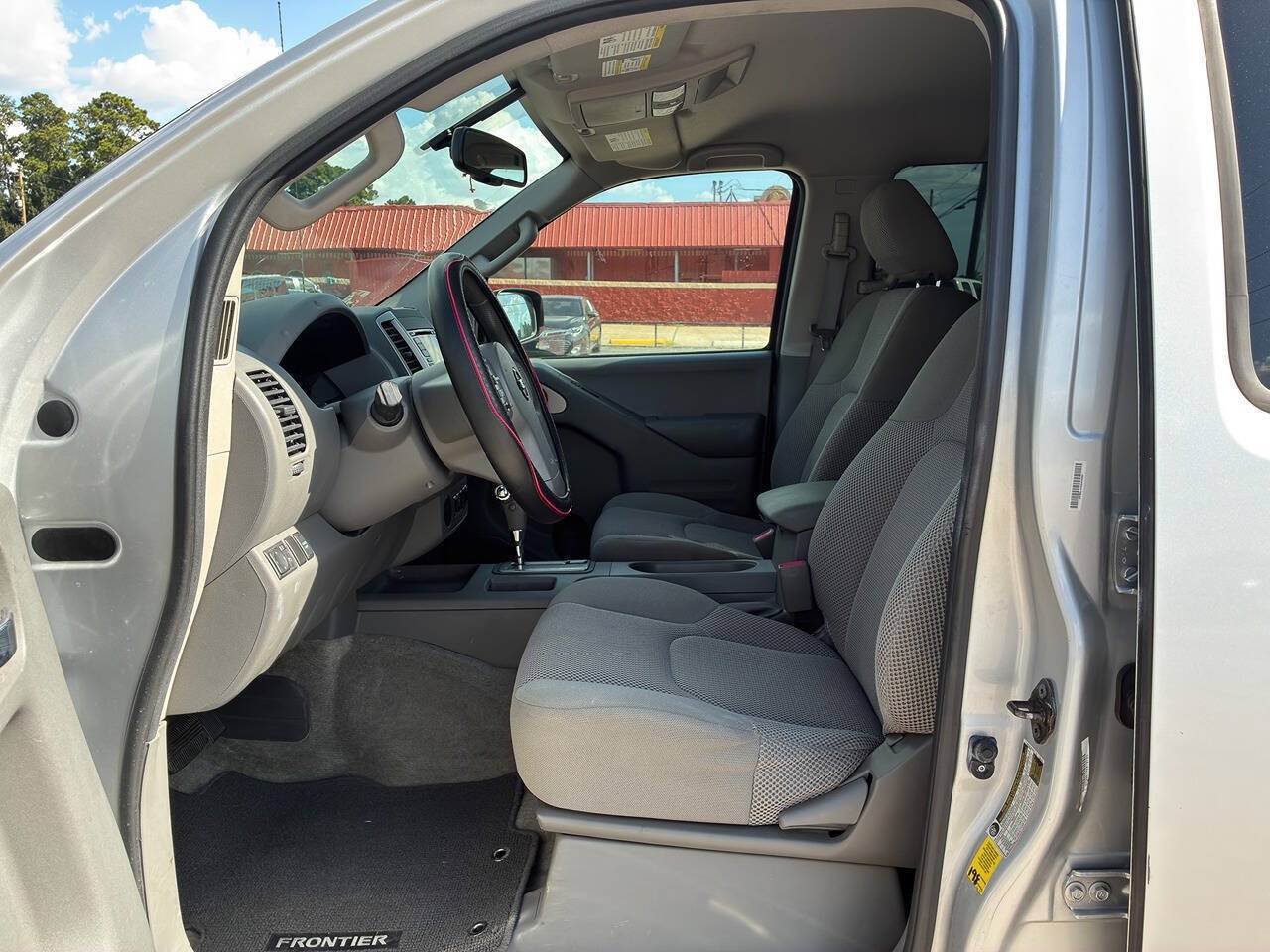 Used 2015 Nissan Frontier SV w/ SV Value Truck Package RWD image 13