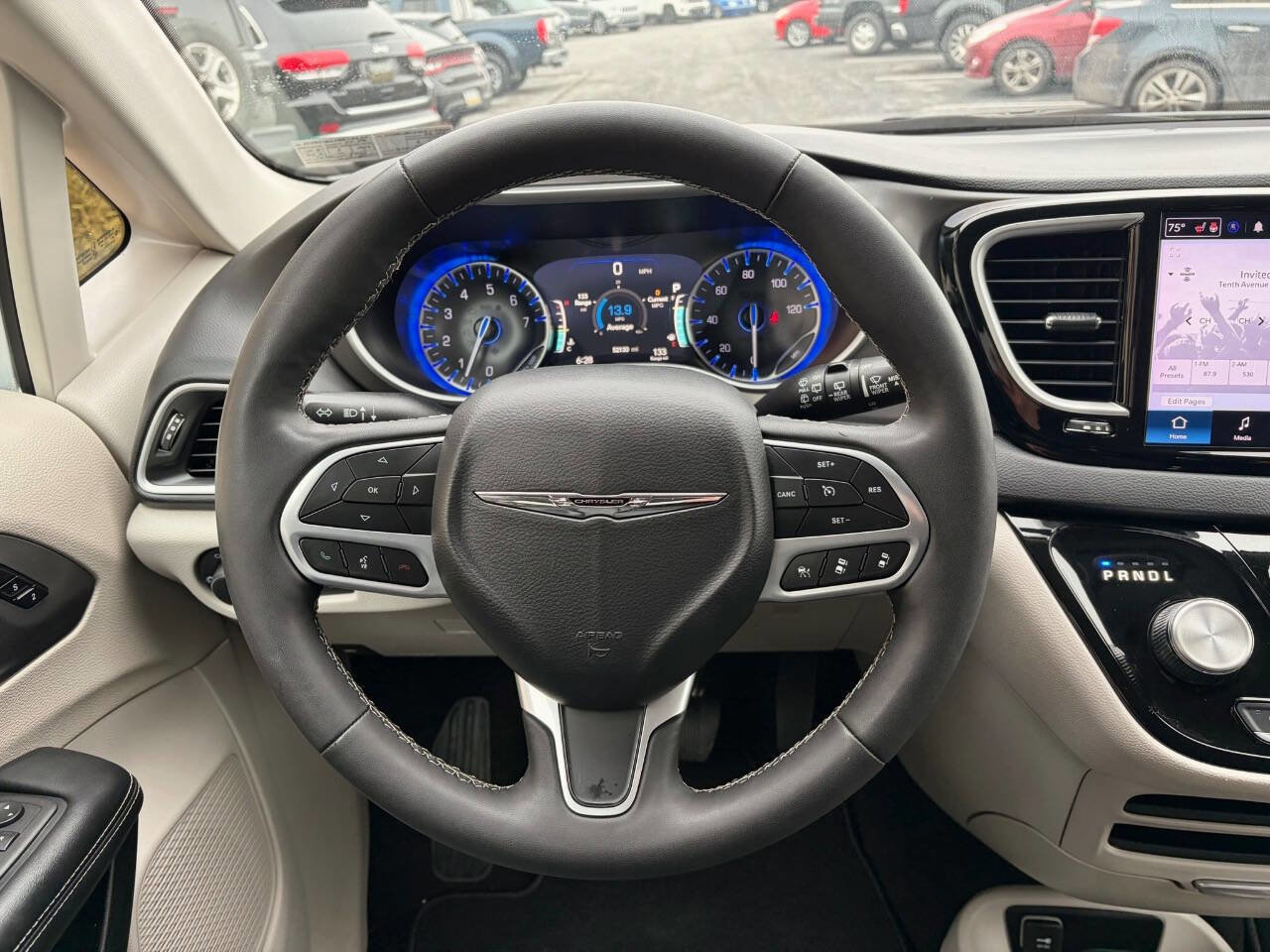 Used 2024 Chrysler Pacifica Touring-L image 17