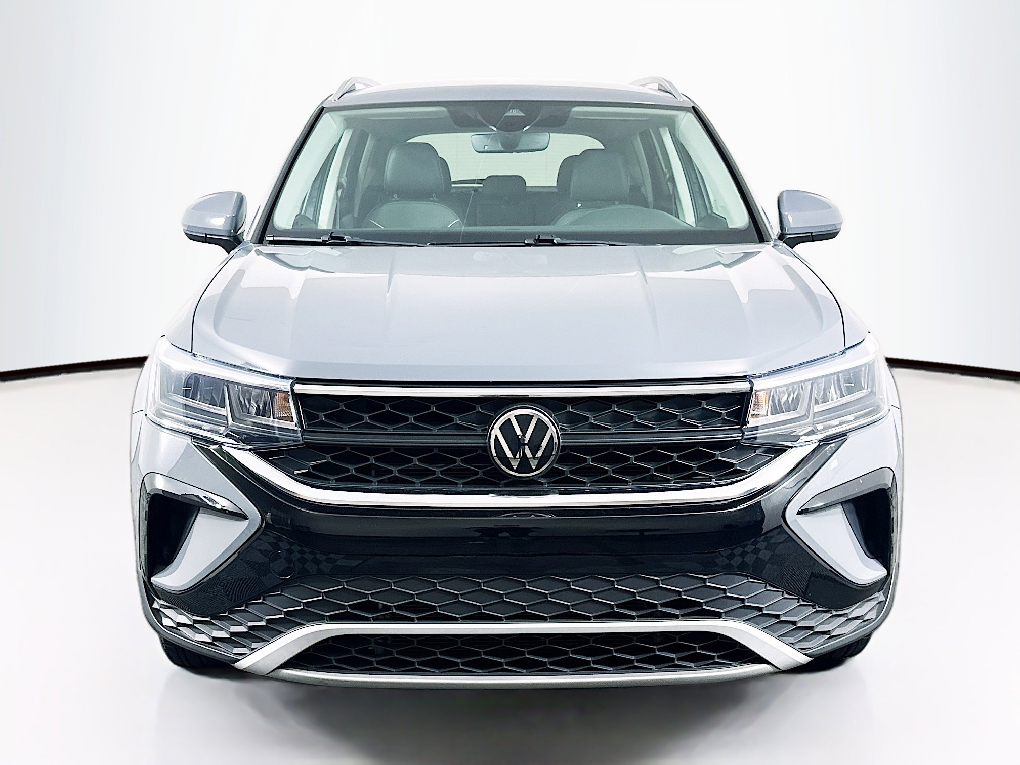 Used 2023 Volkswagen Taos SE w/ Black Wheel Package image 2