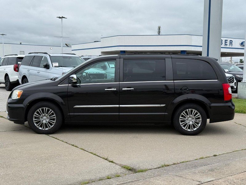 Used 2014 Chrysler Town & Country Touring-L w/ Driver Convenience Group FWD video 2