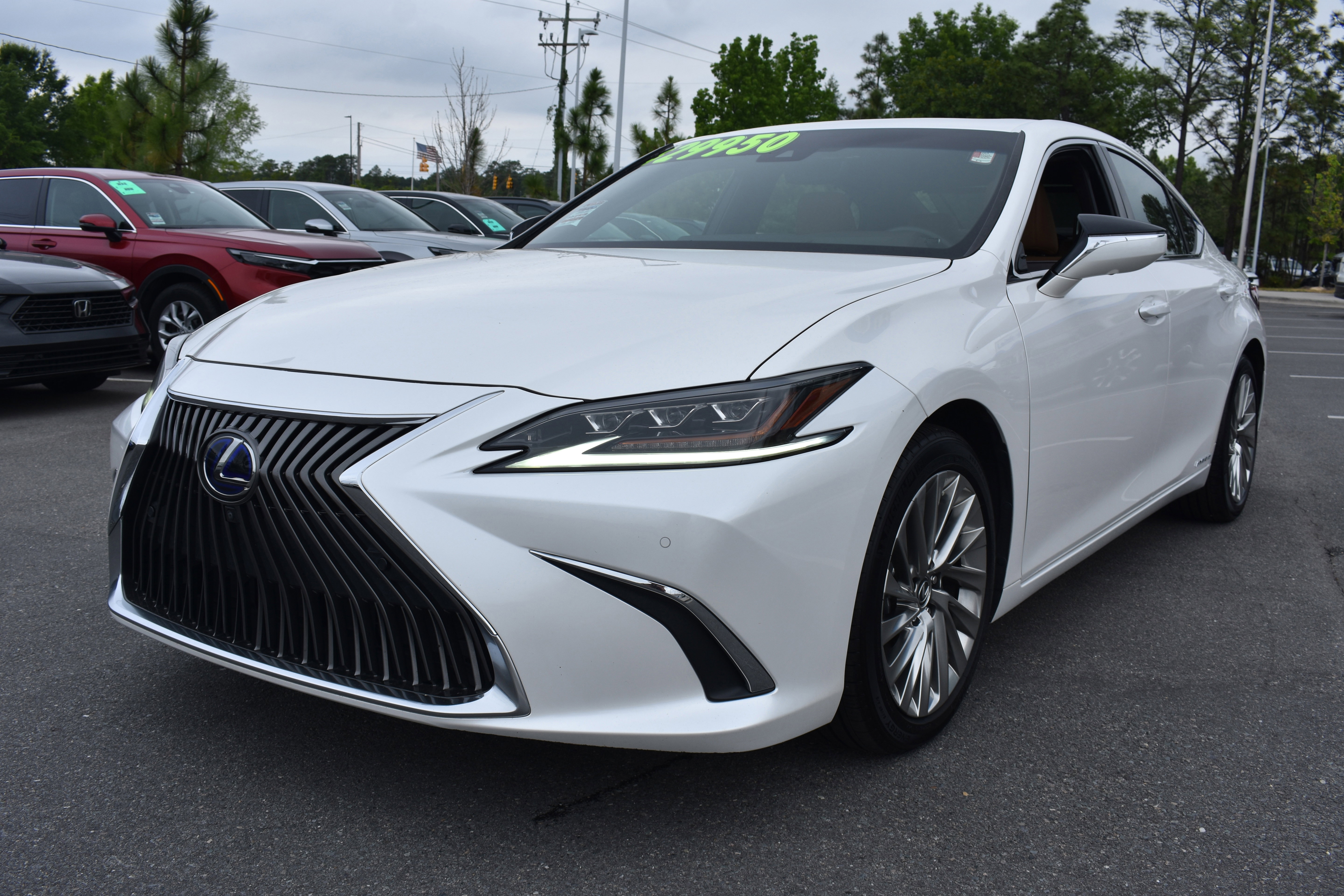 Used 2019 Lexus ES 300h Ultra Luxury w/ Accessory Package FWD image 4