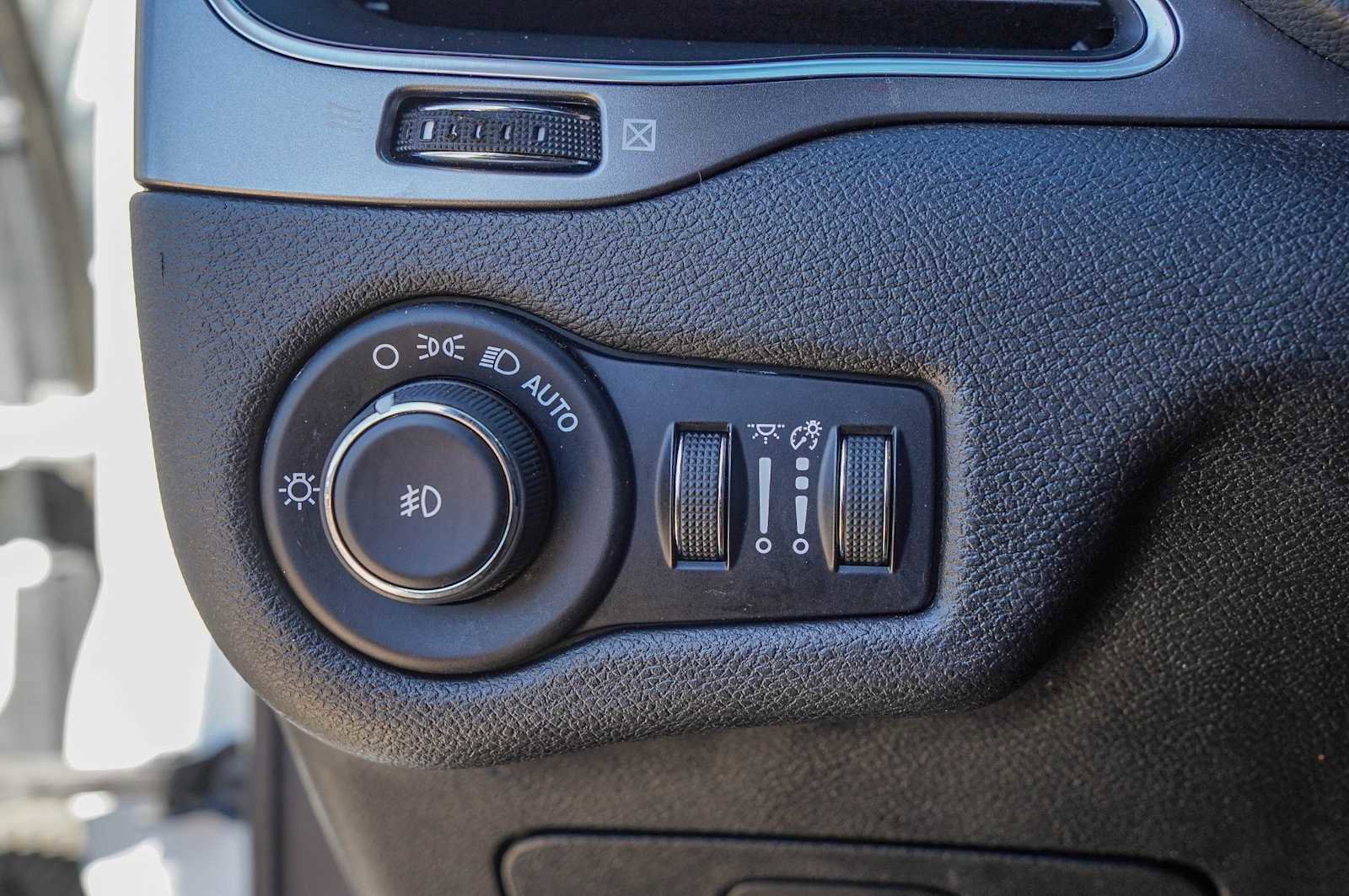 Used 2019 Jeep Cherokee Latitude Plus image 17