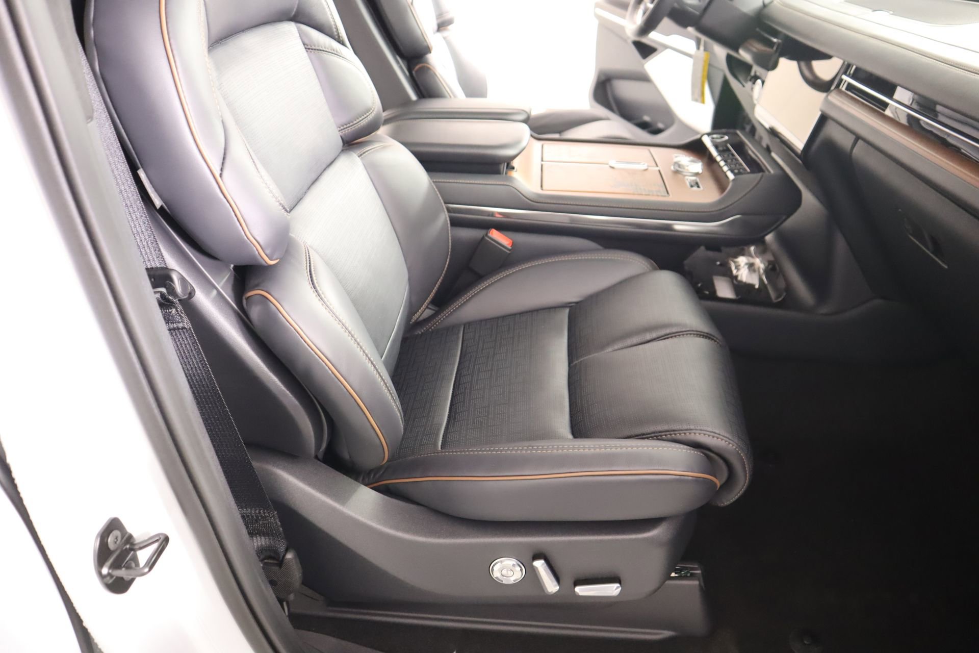 New 2026 Lincoln Navigator L Black Label AWD/4WD image 13