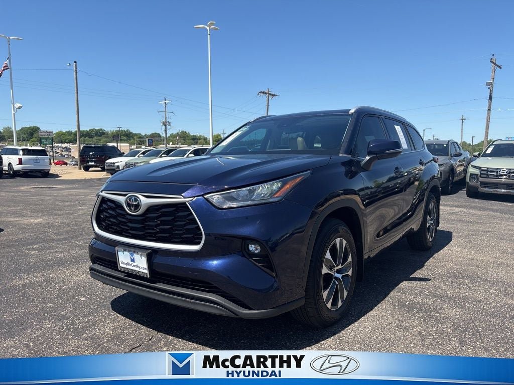 Used 2022 Toyota Highlander XLE AWD/4WD image 1