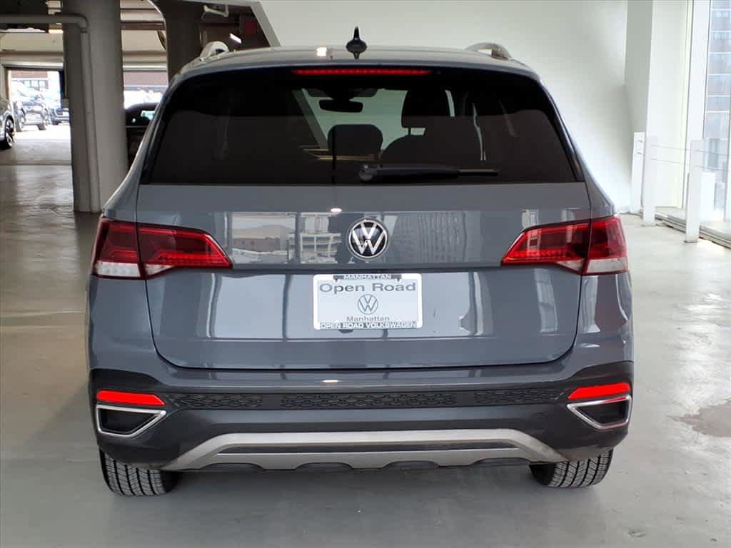 Certified 2023 Volkswagen Taos SE w/ Panoramic Sunroof Package FWD image 5