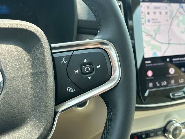 Certified 2025 Volvo XC40 B5 Plus AWD/4WD image 27