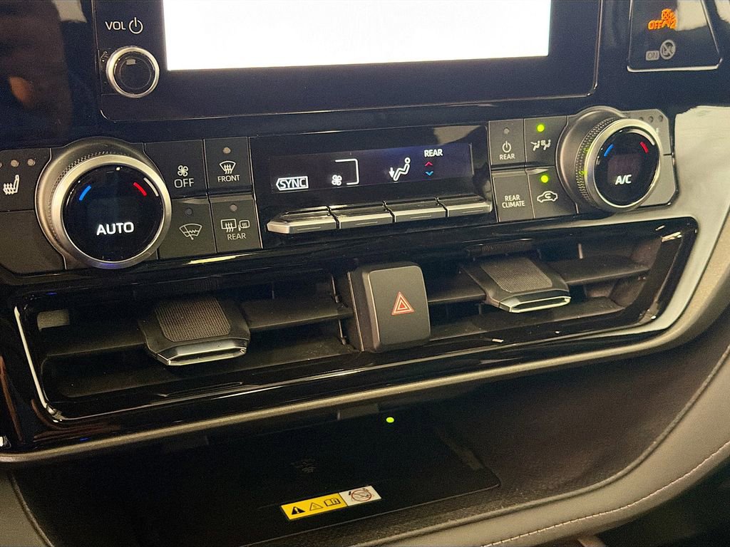 Used 2023 Toyota Highlander XLE AWD/4WD image 17