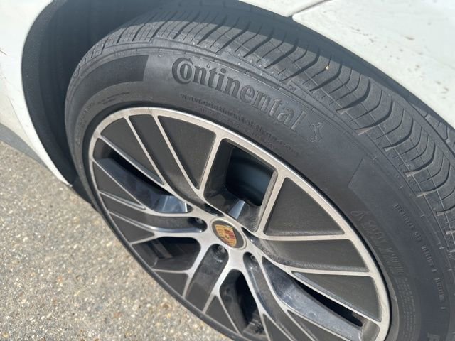 Used 2023 Porsche Taycan image 5