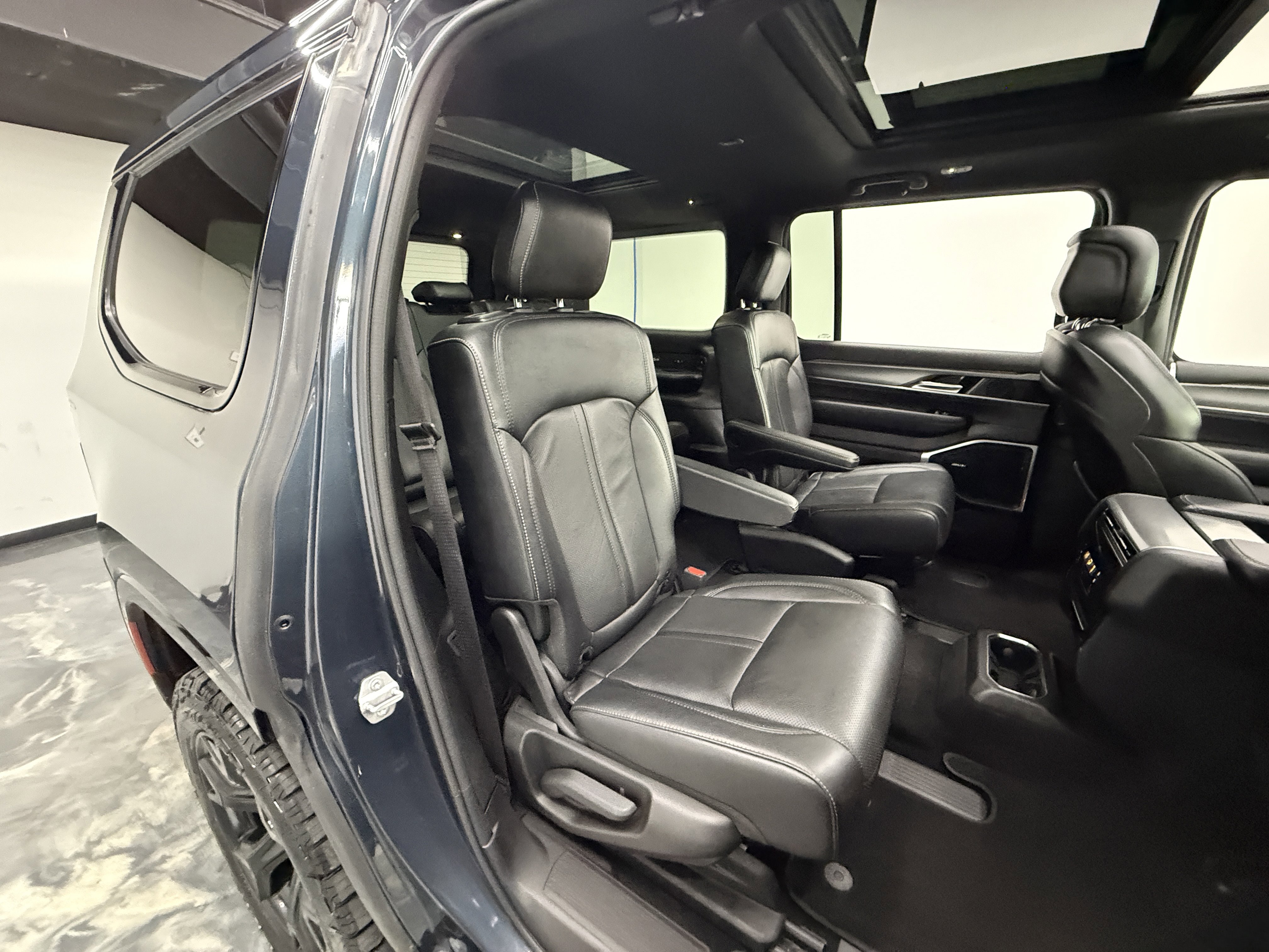 Used 2023 Jeep Wagoneer Series II AWD/4WD image 28