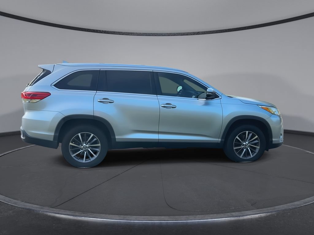 Used 2019 Toyota Highlander XLE FWD image 9