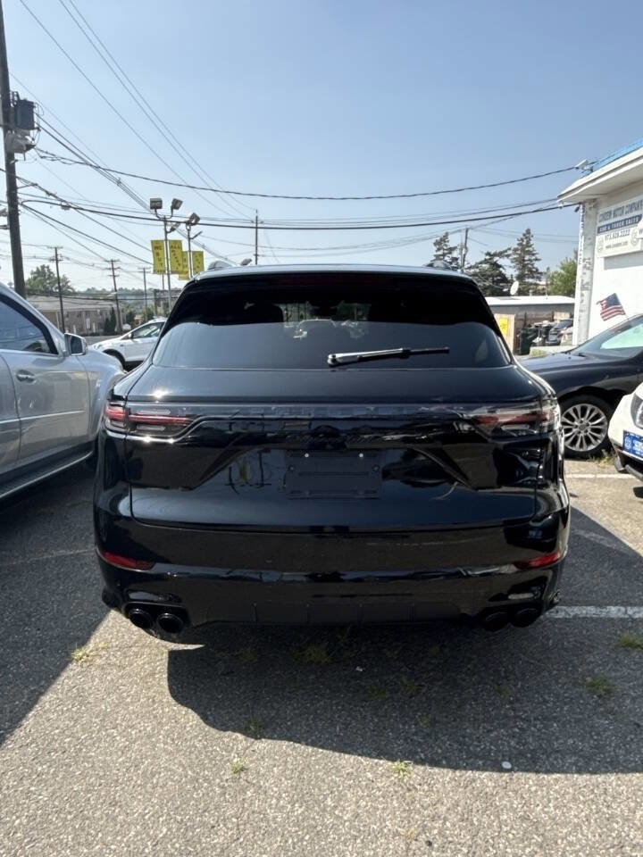 Used 2019 Porsche Cayenne Turbo w/ Sportdesign Package image 5