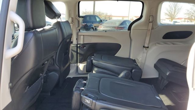 Certified 2024 Chrysler Pacifica Touring-L image 23