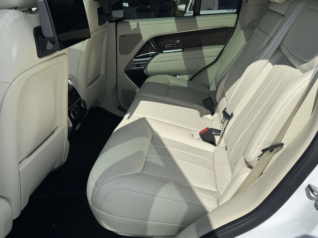 Certified 2025 Land Rover Range Rover SE AWD/4WD image 13