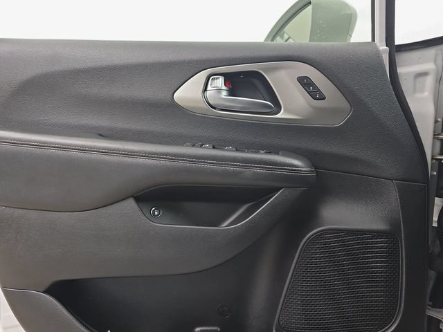 Used 2021 Chrysler Pacifica Limited w/ Uconnect Theater Family Group FWD image 26