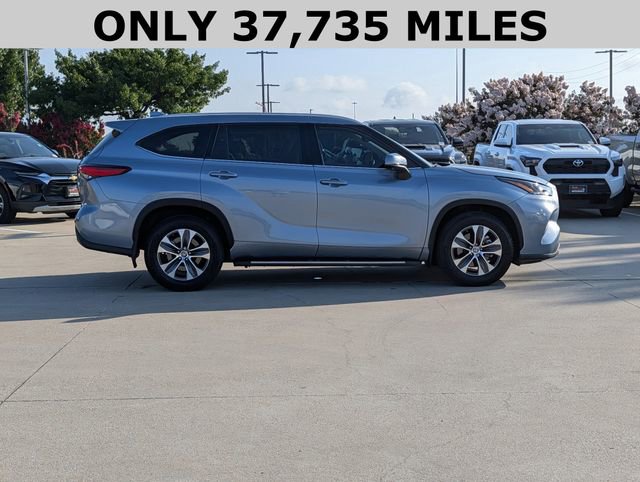 Used 2022 Toyota Highlander XLE FWD image 4