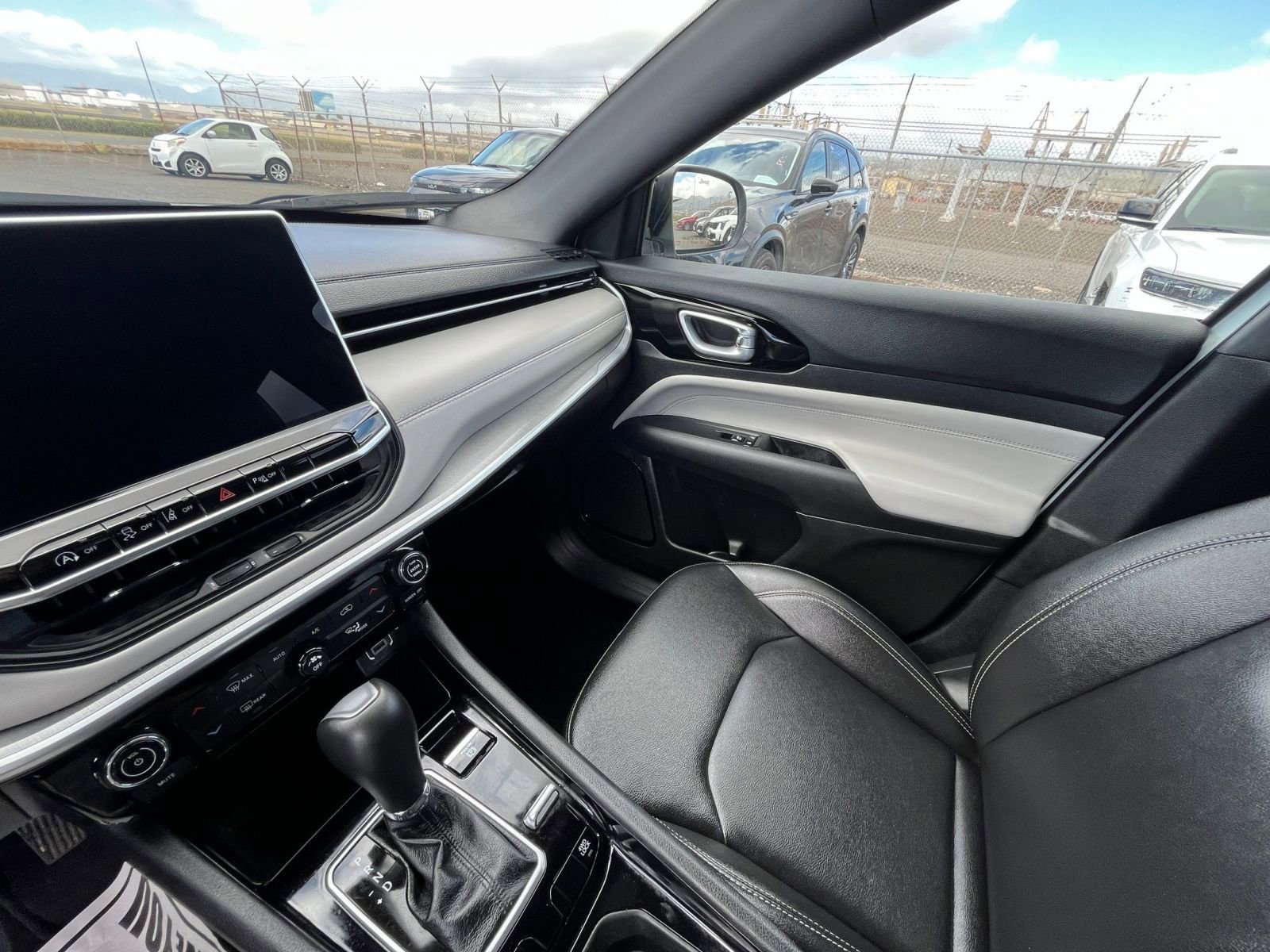Used 2025 Jeep Compass Limited image 36
