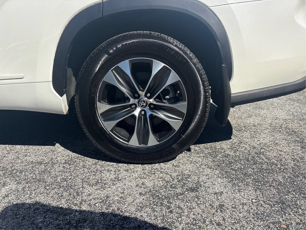 Used 2020 Toyota Highlander XLE AWD/4WD image 48