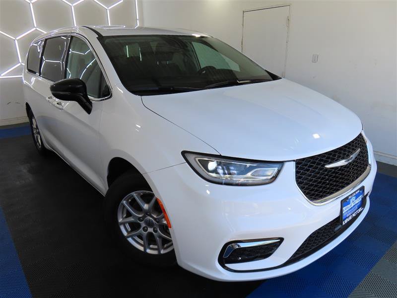 Used 2024 Chrysler Pacifica Touring-L FWD image 5