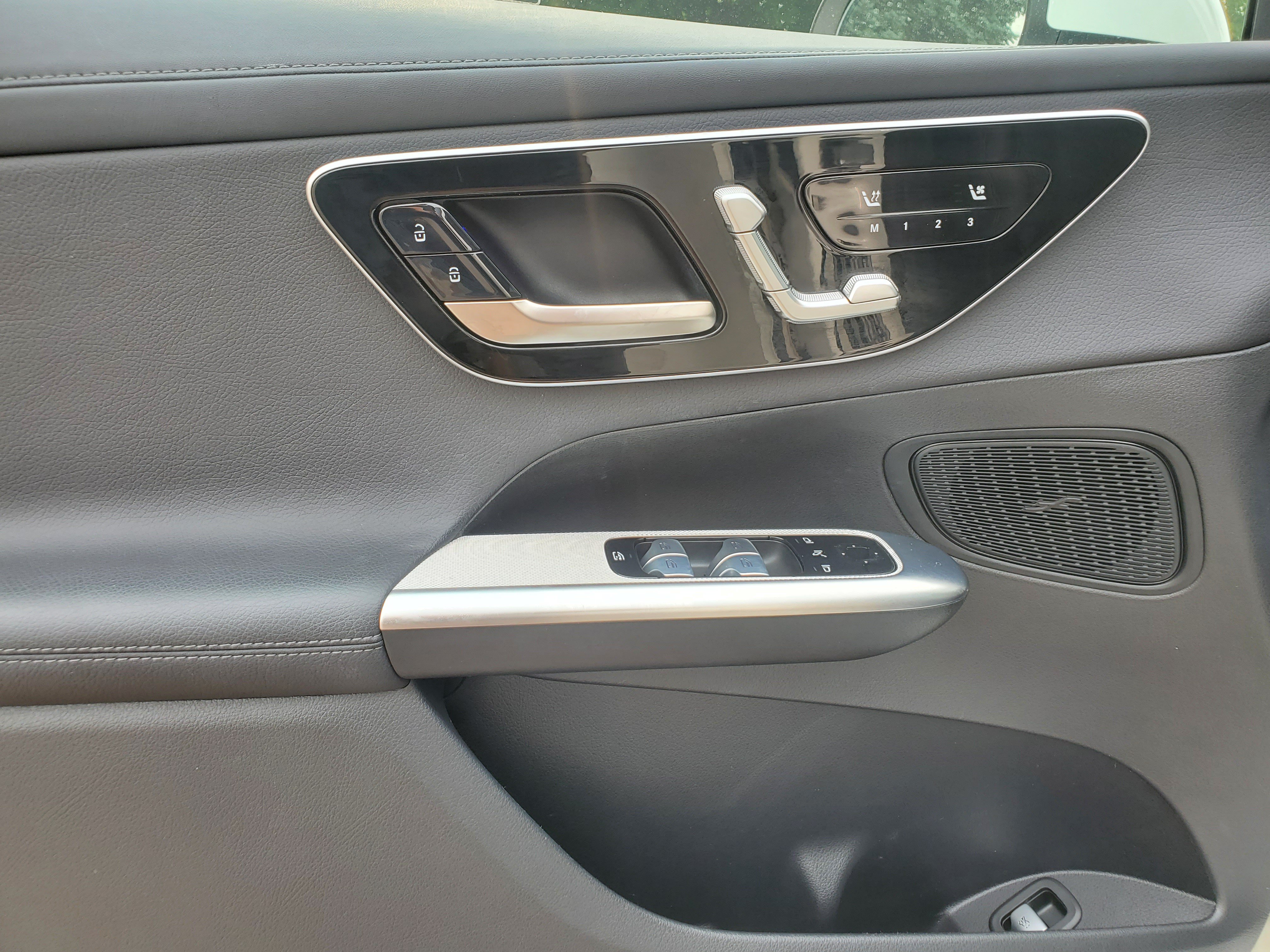 Used 2025 Mercedes-Benz GLC 300 image 24