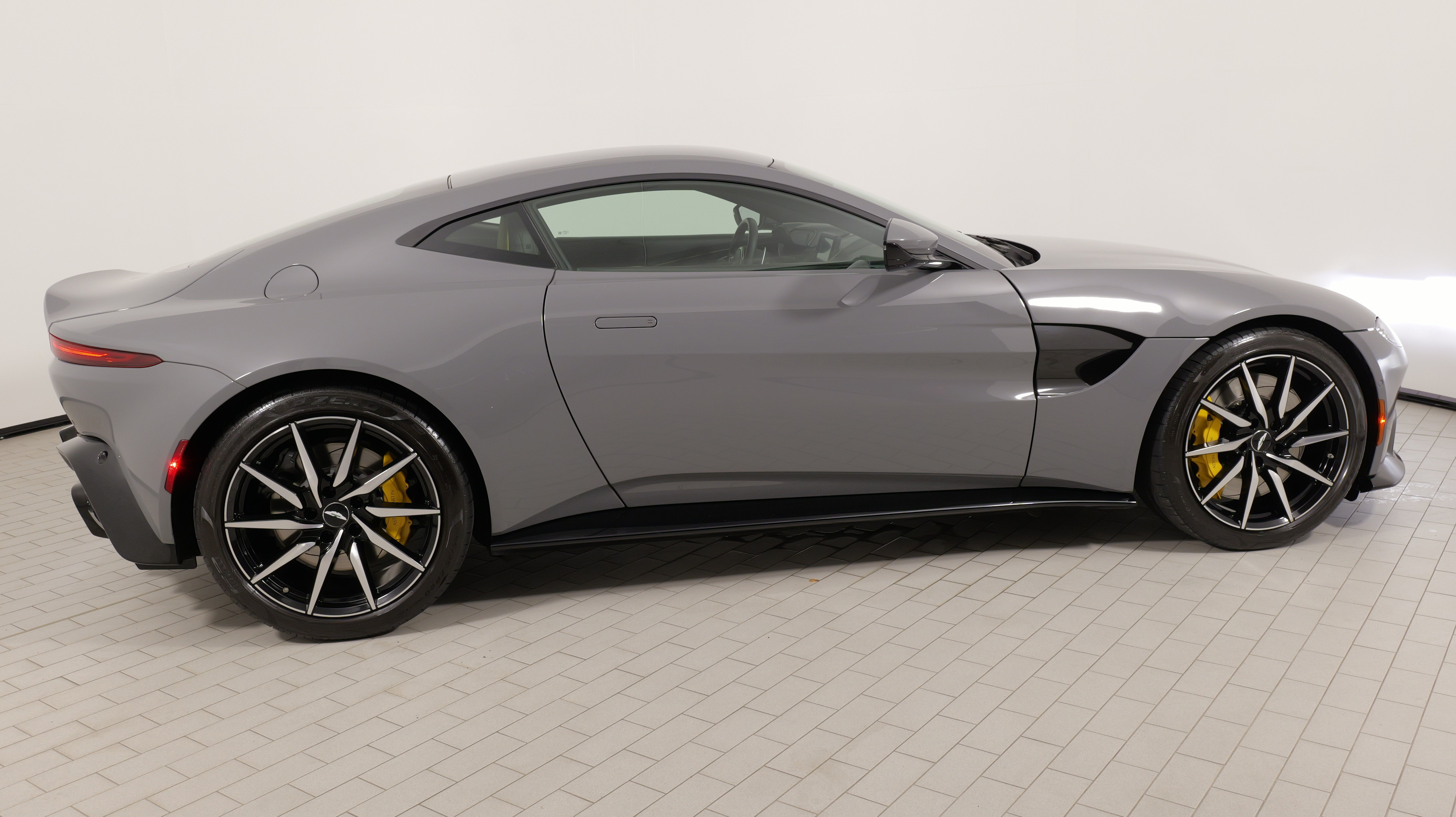Used 2019 Aston Martin V8 Vantage Coupe RWD image 13