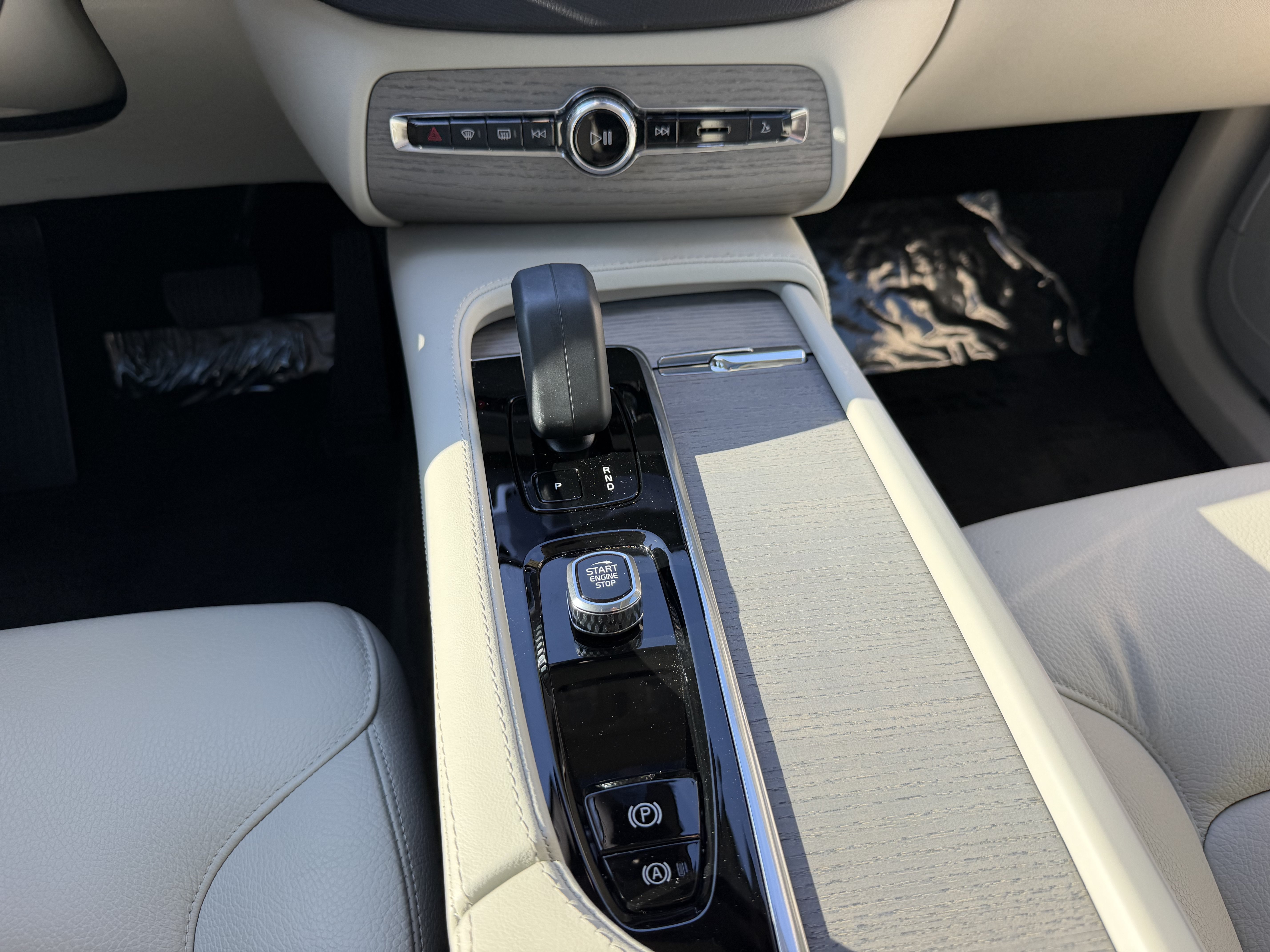 Certified 2024 Volvo XC90 T8 Plus w/ Protection Package Premier AWD/4WD image 17