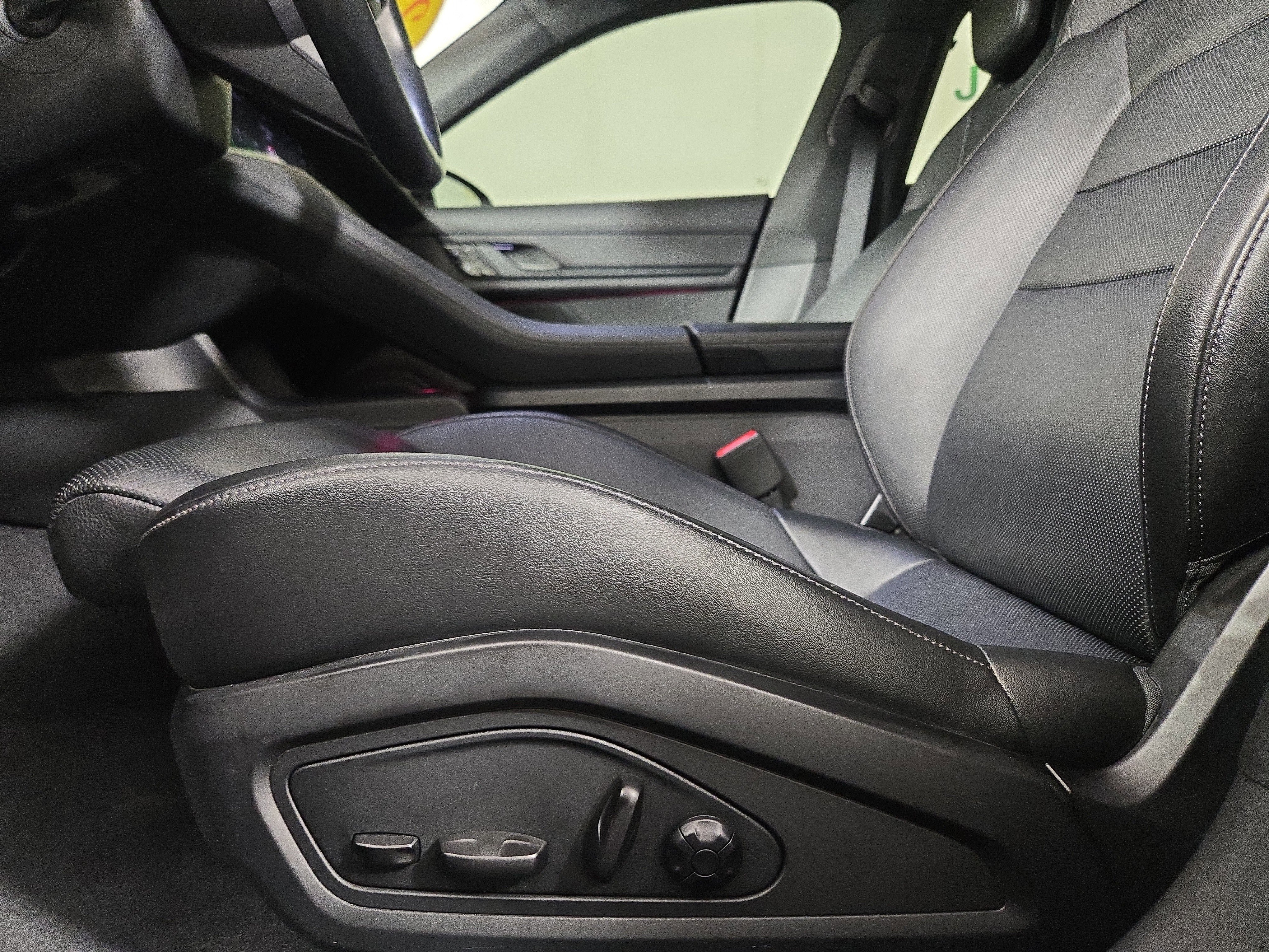 Used 2021 Porsche Taycan 4S image 30