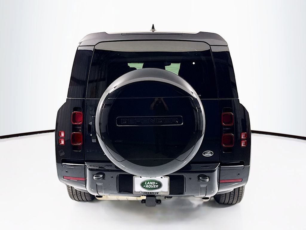 Used 2023 Land Rover Defender 130 X-Dynamic SE image 6