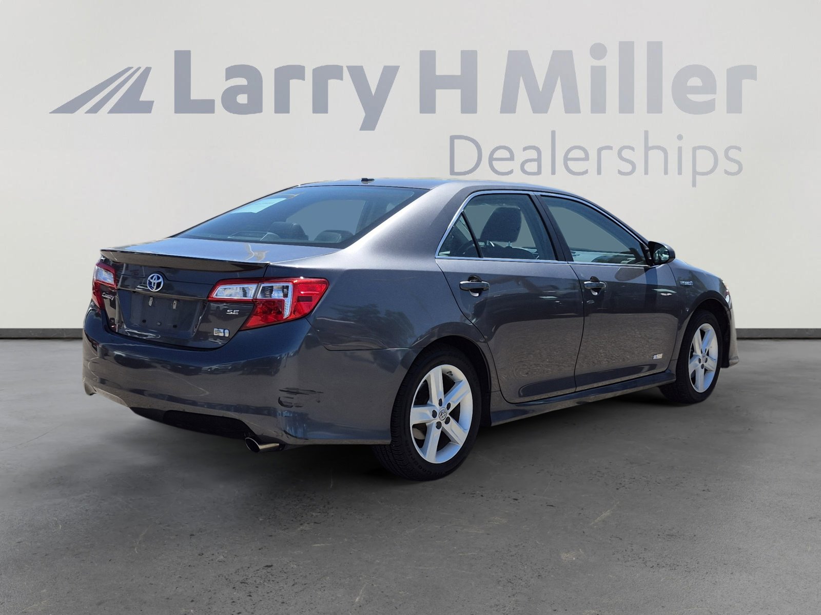 Used 2014 Toyota Camry SE w/ Moonroof Package FWD image 5