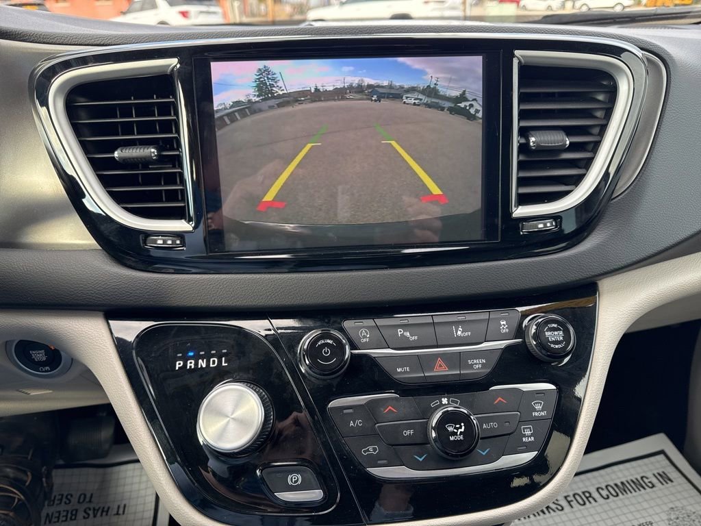 Used 2024 Chrysler Pacifica Touring-L image 28
