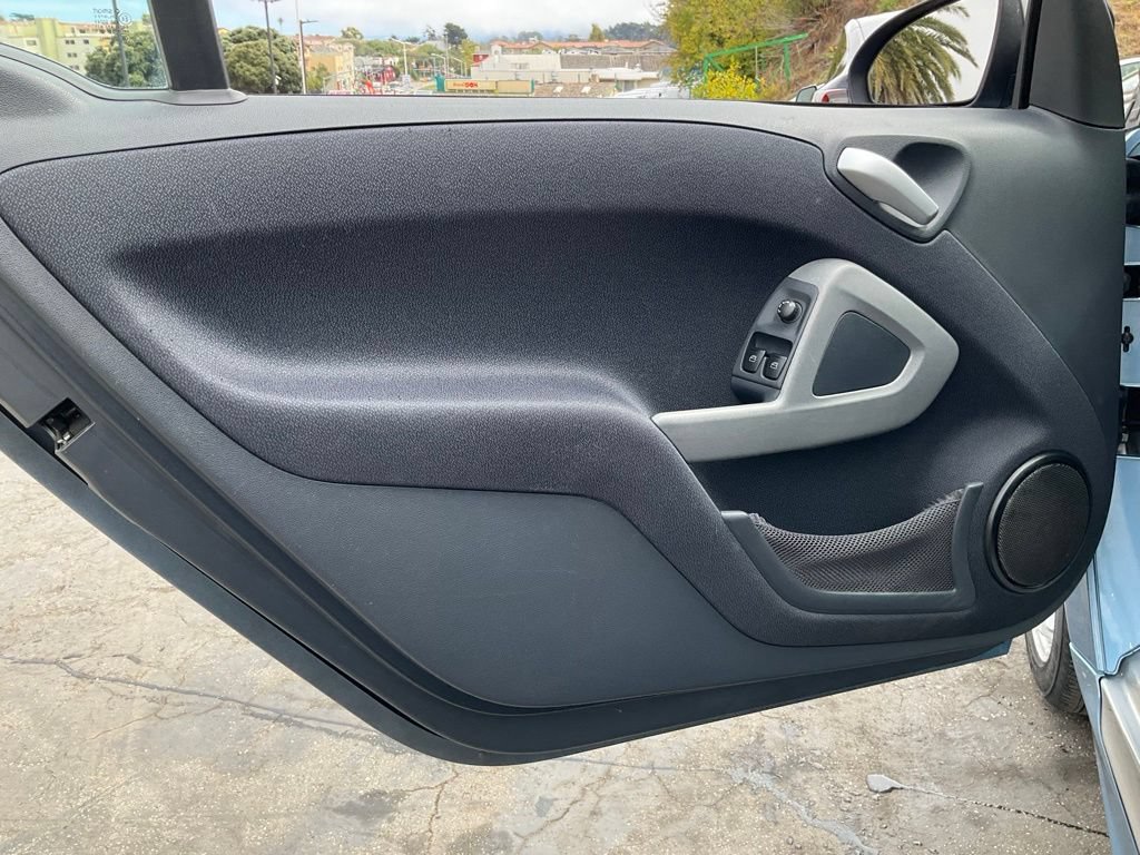 Used 2013 smart fortwo passion RWD image 19