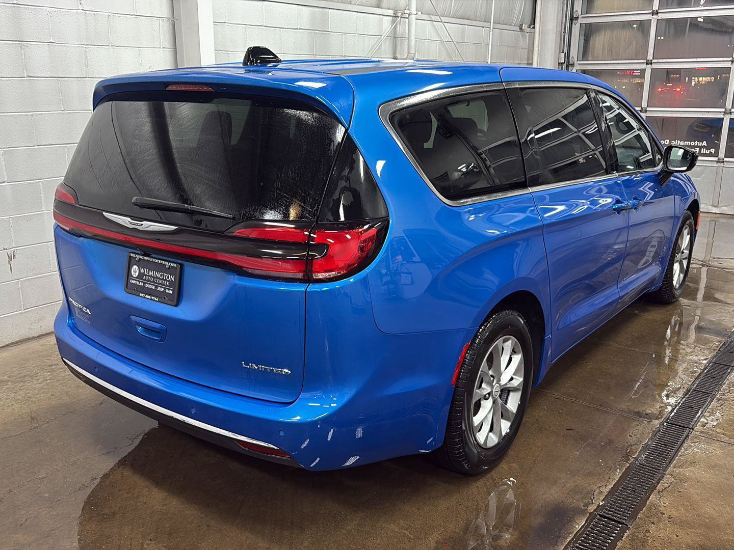 New 2026 Chrysler Pacifica Limited w/ Uconnect Theater Family Group FWD image 47