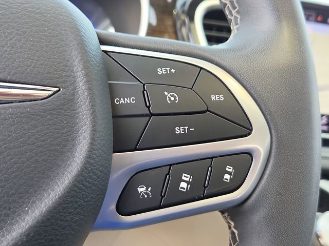 Used 2022 Chrysler Pacifica Limited FWD image 24