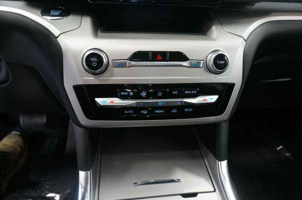 Used 2020 Ford Explorer XLT w/ Equipment Group 202A AWD/4WD image 11