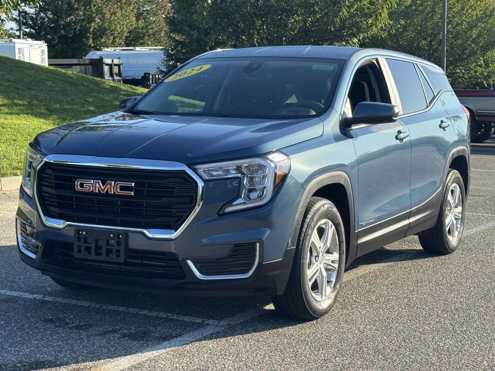 Used 2024 GMC Terrain SLE image 1
