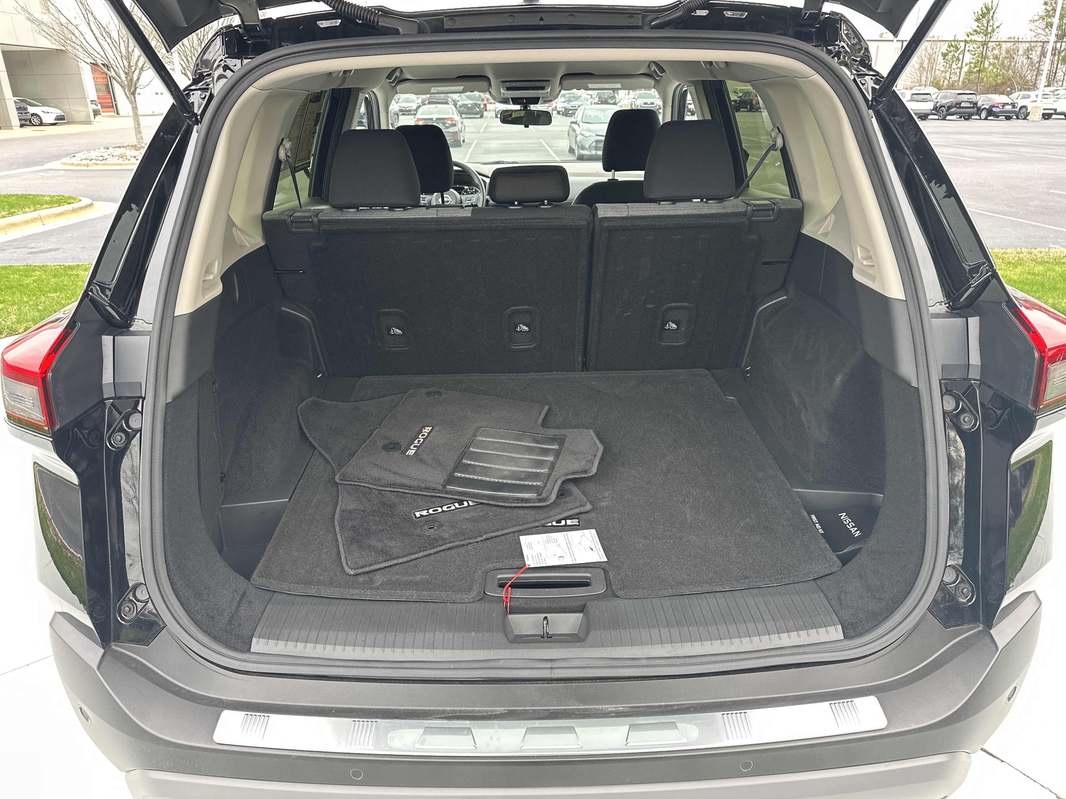 Used 2023 Nissan Rogue SV image 31