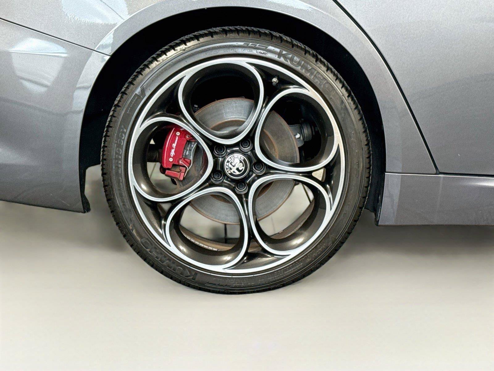 Used 2024 Alfa Romeo Giulia Veloce RWD image 39