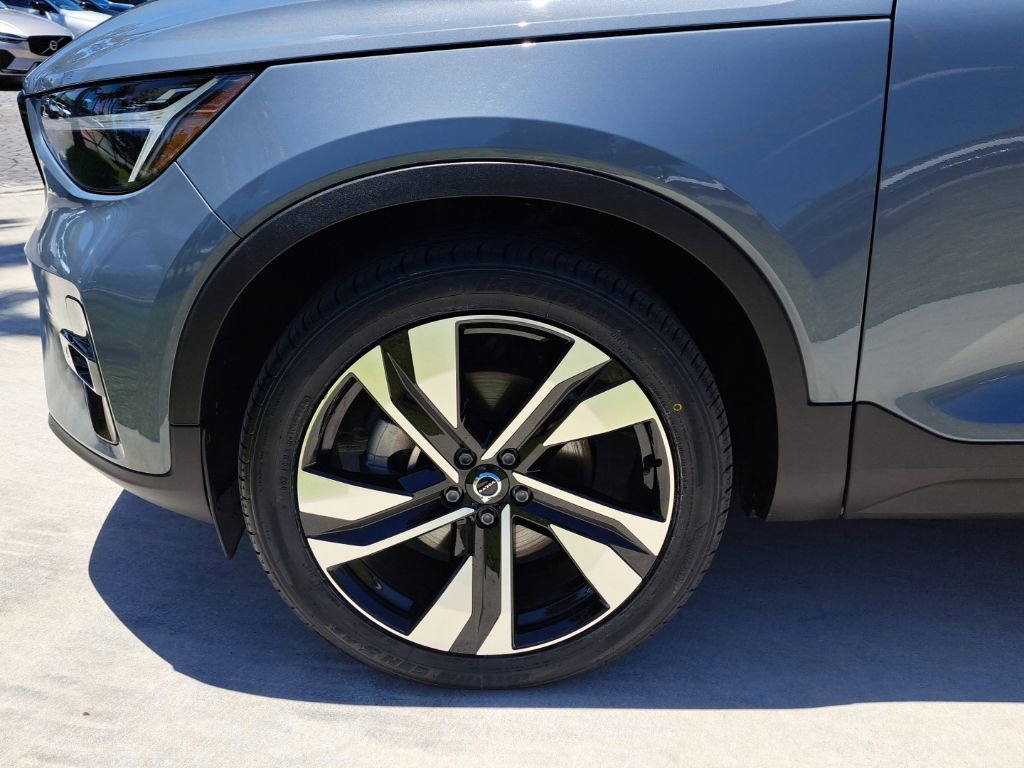 Used 2023 Volvo XC40 B5 Plus w/ Climate Package image 3