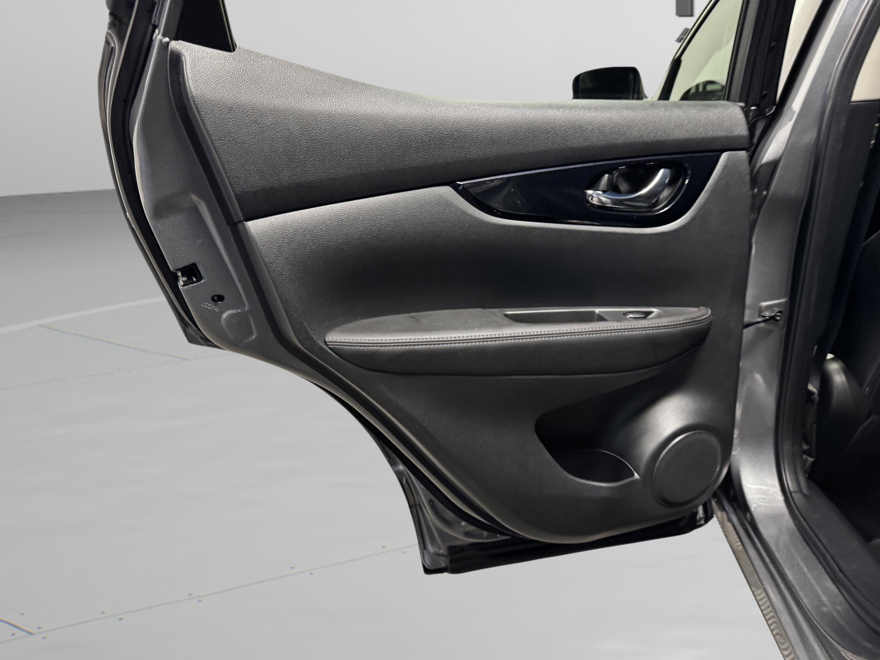 Used 2018 Nissan Rogue Sport SL w/ SL Premium Package image 35