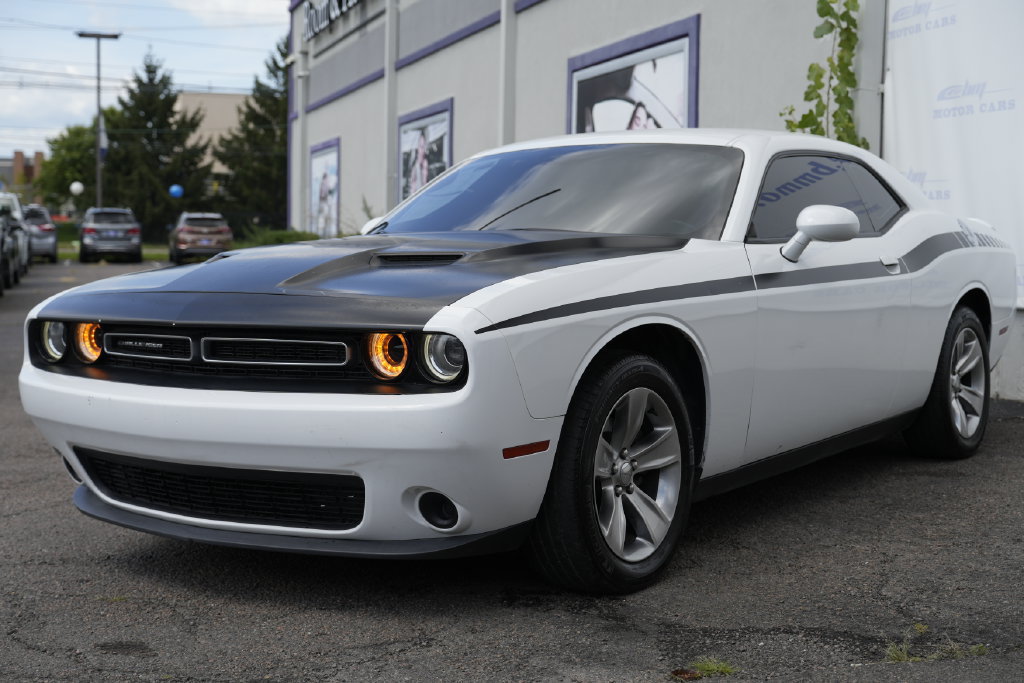 Used 2018 Dodge Challenger SXT RWD image 2