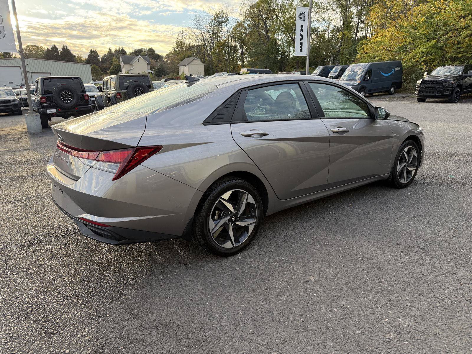 Used 2023 Hyundai Elantra SEL w/ Convenience Package FWD image 6
