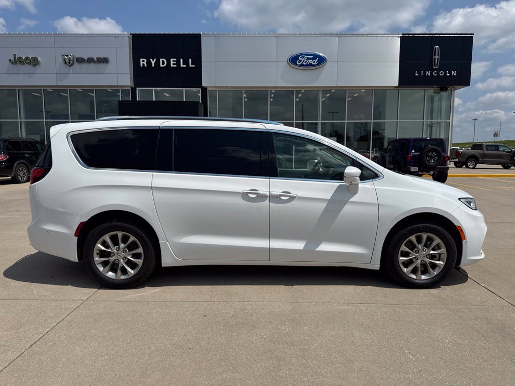 Used 2021 Chrysler Pacifica Touring-L w/ Premium & Safety Sphere Group AWD/4WD image 2