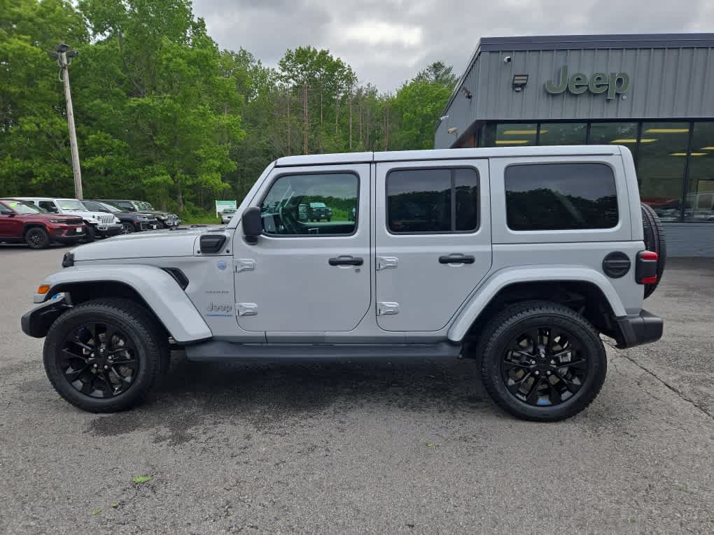 Used 2023 Jeep Wrangler Unlimited Sahara w/ Cold Weather Group AWD/4WD image 7
