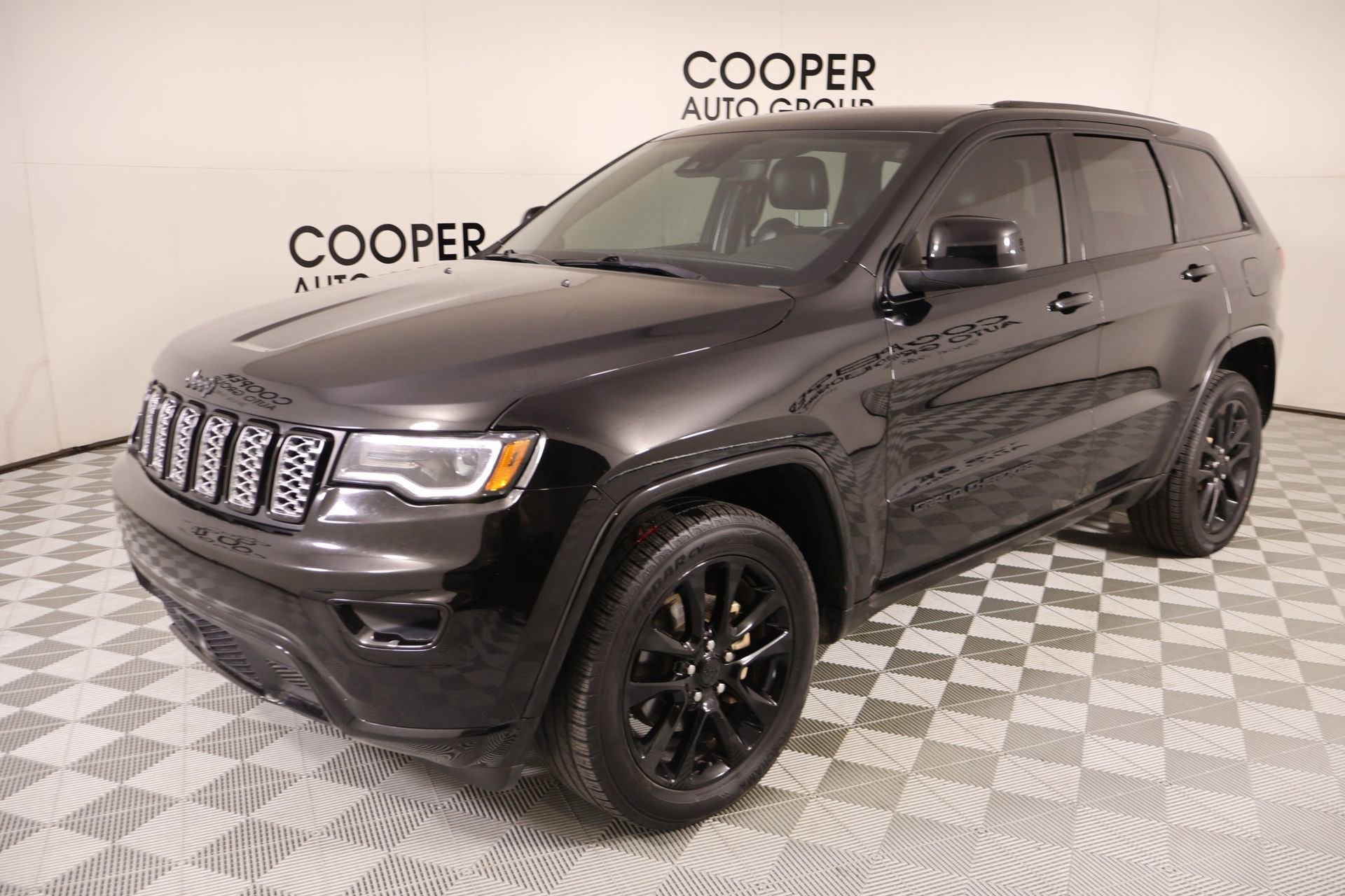 Used 2020 Jeep Grand Cherokee Altitude AWD/4WD image 11