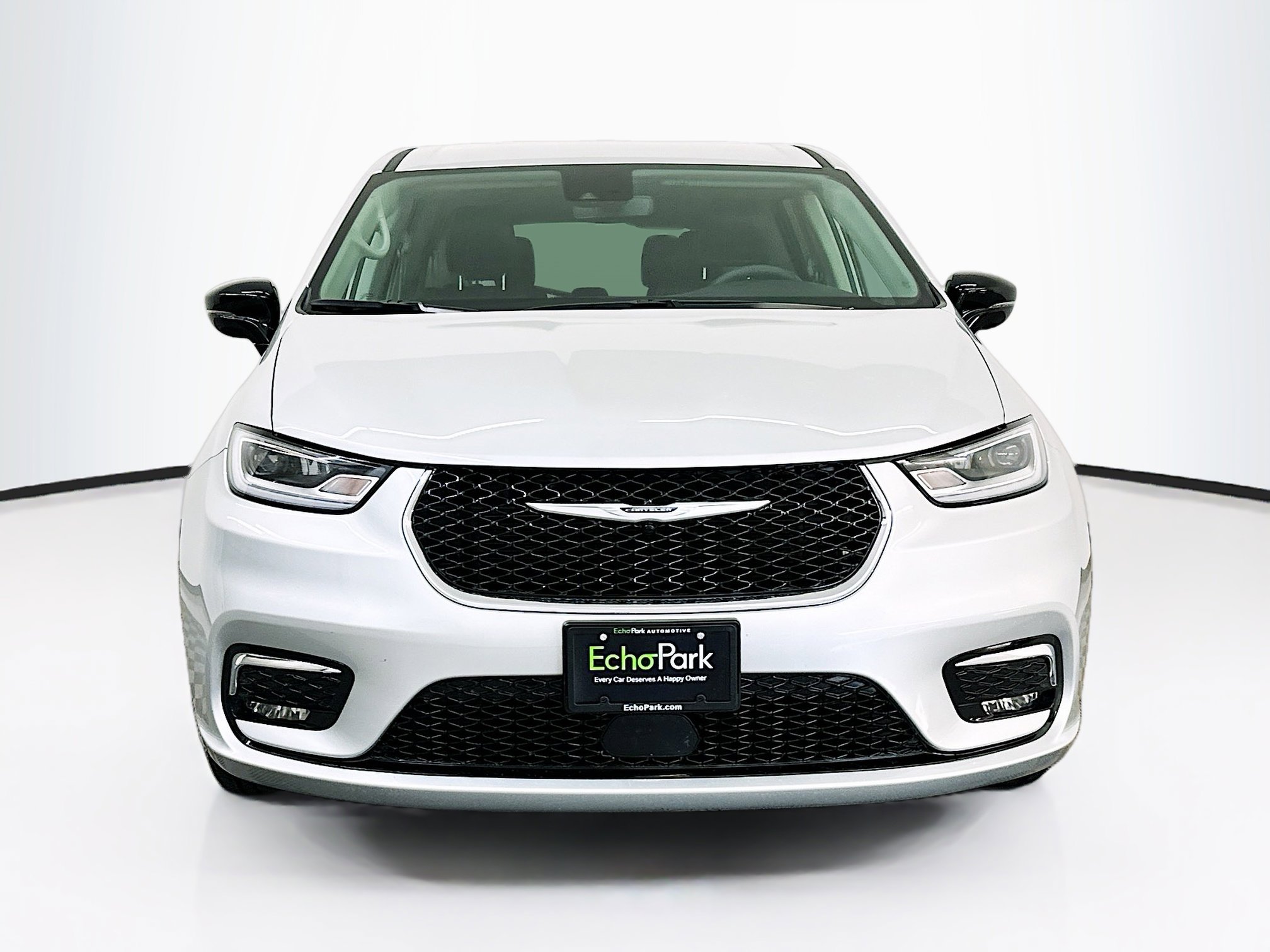 Used 2024 Chrysler Pacifica Touring-L image 2