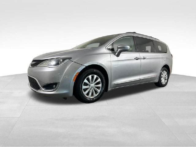Used 2017 Chrysler Pacifica Touring-L FWD image 2