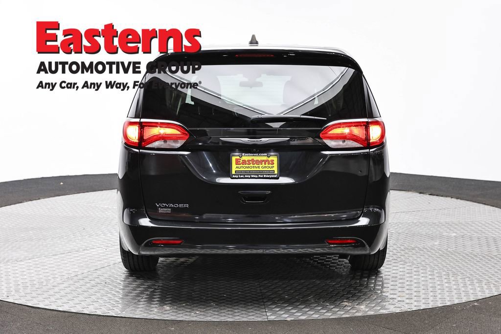 Used 2022 Chrysler Voyager LX image 6