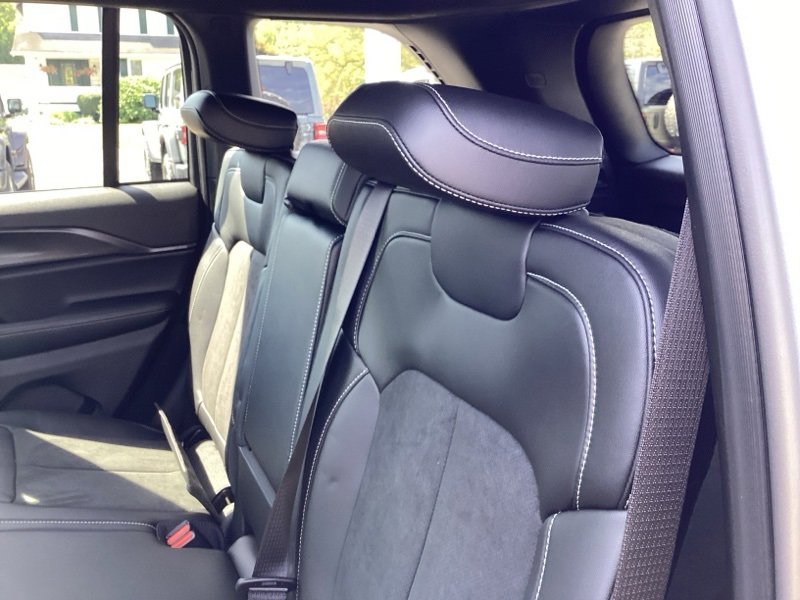 New 2025 Jeep Grand Cherokee Altitude image 19