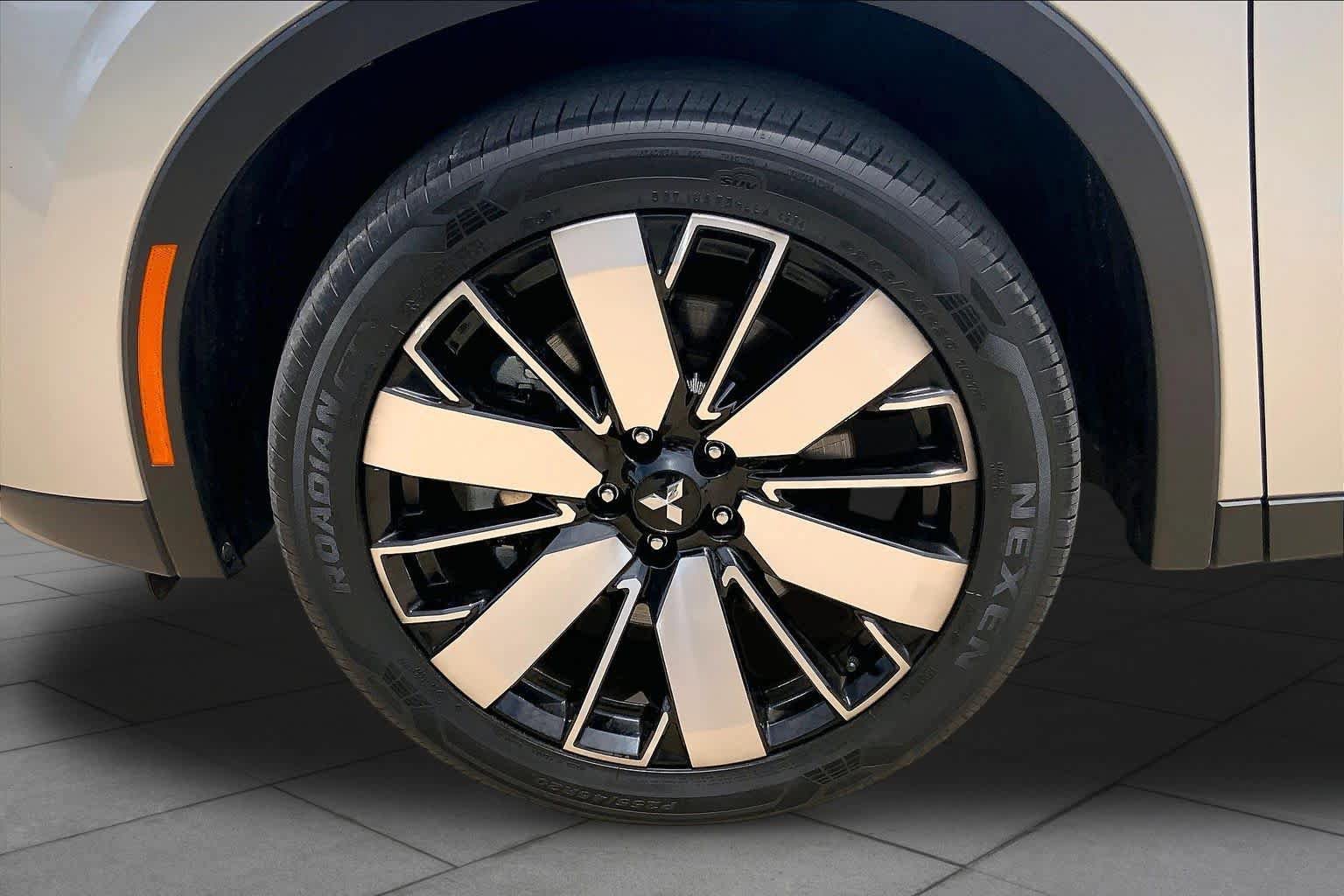 Used 2025 Mitsubishi Outlander SE FWD image 11